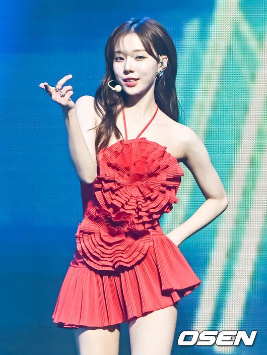 [OSEN=올림픽공원, 박준형 기자] 16일 오후 서울 올림픽공원 내 체조경기장에서 ‘제32회 롯데면세점 패밀리 콘서트’(이하 ‘롯데 콘서트’)가 진행됐다.첫날 공연에는 엔씨티드림(NCT DREAM), 스트레이 키즈(Stray Kids), 스테이씨(STAYC), 이채연, 에스파 (aespa), 킹덤(KINGDOM)이 출연한다.에스파 윈터가 멋진 무대를 펼치고 있다.  2023.06.16 / soul1014@osen.co.kr