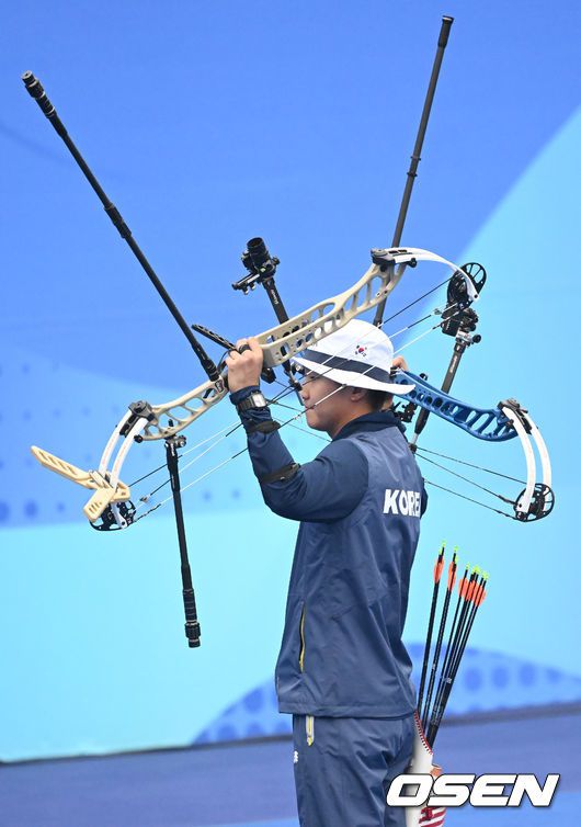 [OSEN=항저우(중국), 김성락 기자] 7일 오전 중국 항저우의 푸양 인후 스포츠센터 양궁장에서 열린 ‘2022 항저우 아시안게임' 양궁 컴파운드 남자개인 동메달 결정전에서 대한민국 주재훈과 양재원의 경기가 열렸다. 이날 양재훈은 주재훈을 상대로 147점을 기록, 146점 주재훈을 1점차로 이기며 동메달을 획득했다. 승리가 확정된 순간 대한민국 양재원이 기뻐하고 있다. 2023.10.07/ ksl0919@osen.co.kr