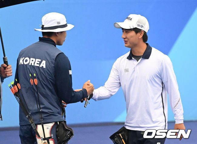 [OSEN=항저우(중국), 김성락 기자] 7일 오전 중국 항저우의 푸양 인후 스포츠센터 양궁장에서 열린 ‘2022 항저우 아시안게임' 양궁 컴파운드 남자개인 동메달 결정전에서 대한민국 주재훈과 양재원의 경기가 열렸다. 이날 양재원은 주재훈을 상대로 147점을 기록, 146점 주재훈을 1점차로 이기며 동메달을 획득했다. 경기 종료 후 대한민국 양재원, 주재훈이 인사를 나누고 있다. 2023.10.07/ ksl0919@osen.co.kr