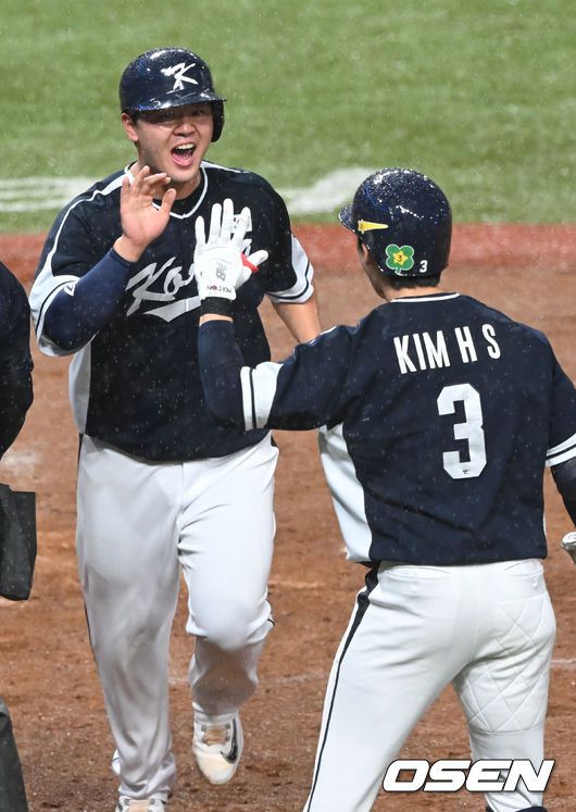 [OSEN=사오싱(중국), 김성락 기자] 7일 오후 중국 저장성 사오싱 야구·소프트볼 스포츠센터 ‘2022 항저우 아시안게임’ 대한민국과 대만의 결승전 경기가 열렸다.  2회초 2사 2, 3루 대만 투수 린위민의 폭투 때 3루 주자 김형준이 홈으로 내달려 득점을 올린 뒤 김혜성과 기쁨을 나누고 있다. 2023.10.07 /ksl0919@osen.co.kr