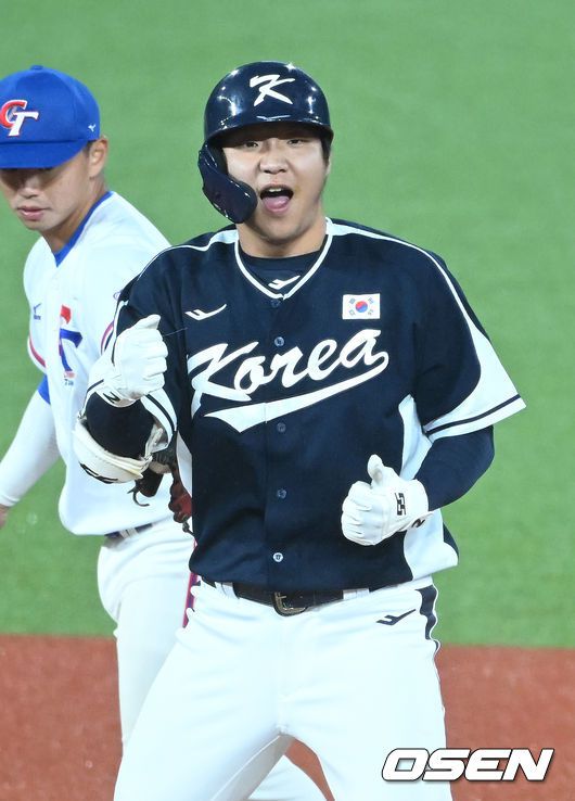 [OSEN=사오싱(중국), 김성락 기자] 7일 오후 중국 저장성 사오싱 야구·소프트볼 스포츠센터 ‘2022 항저우 아시안게임’ 대한민국과 대만의 결승전 경기가 열렸다.  2회초 대한민국 선두타자 문보경이 2루타를 날린 뒤 세리머니를 하고 있다.  2023.10.07 /ksl0919@osen.co.kr2023.10.07 /ksl0919@osen.co.kr