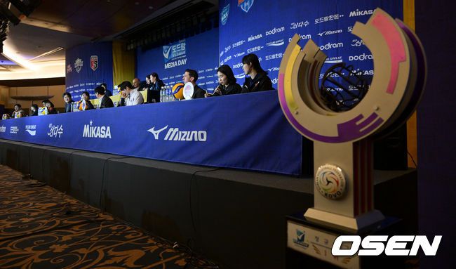 [OSEN=조은정 기자] 2023-2024 프로배구 V리그 여자부 미디어데이가 12일 서울시 강남구 청담 리베라 호텔에서 열렸다.각 구단 감독과 선수들이 미디어데이를 준비하고 있다. 2023.10.12 /cej@osen.co.kr