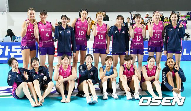 [OSEN=김천, 이석우 기자] 14일 김천실내체육관에서 도드람 2023-2024 V리그 한국도로공사와 흥국생명의 개막 경기가 열렸다. 개막전을 세트스코어 3-0으로 승리한 흥국생명 선수들이 기념촬영을 하고 있다. 2023.10.14 / foto0307@osen.co.kr