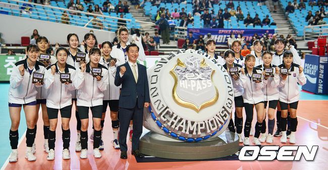 [OSEN=김천, 이석우 기자] 14일 김천실내체육관에서 도드람 2023-2024 V리그 한국도로공사와 흥국생명의 개막 경기가 열린다. 한국도로공사 선수들이 경기 전 열린 우승반지 전달식에서 기념촬영을 하고 있다. 2023.10.14 / foto0307@osen.co.kr