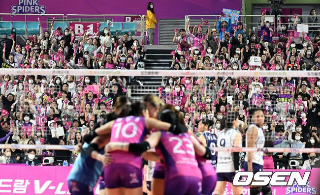 [OSEN=인천, 지형준 기자] 6일 오후 인천 삼산월드체육관에서‘도드람2022-2023 V리그 여자부 챔피언결정(5전 3선승제)흥국생명과 한국도로공사의 5차전이 열렸다.흥국생명 팬들이 열띤 응원을 선보이고 있다. 2023.04.06 /jpnews@osen.co.kr