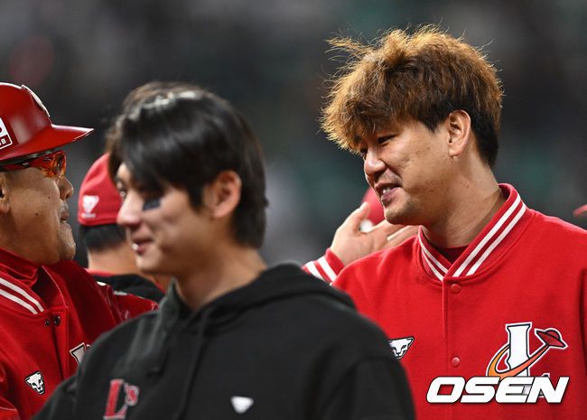 [OSEN=인천, 이대선 기자] SSG 랜더스가 시즌 최종전에서 두산 베어스를 꺾고 준플레이오프 직행 티켓을 거머쥐었다.SSG는 17일 인천SSG랜더스필드에서 열린 2023 신한은행 SOL KBO리그 두산 베어스와 시즌 마지막 경기에서 5-0 승리를 거뒀다.경기 종료 후 SSG 김광현이 코치진과 승리의 기쁨을 나누고 있다. 2023.10.17 /sunday@osen.co.kr