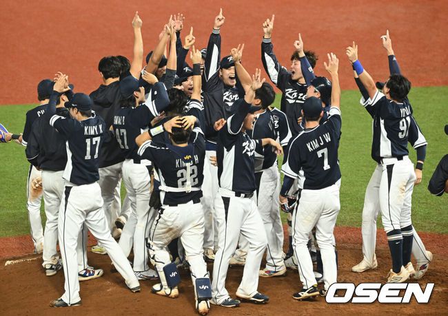[OSEN=사오싱(중국), 김성락 기자] 류중일 감독이 이끄는 한국 야구 대표팀이 4회 연속 우승을 차지했다.한국은 7일(이하 한국시간) 중국 저장성 사오싱 야구장에서 열린 2022 항저우 아시안게임 야구 결승전에서 대만을 2-0으로 눌렀다. 이로써 지난 2일 대만과의 B조 예선 2차전 0-4 완패를 설욕하며 금메달을 목에 걸었다.승리가 확정된 순간 대한민국 선수들이 기쁨을 나누고 있다. 2023.10.07 /ksl0919@osen.co.kr2023.10.07 /ksl0919@osen.co.kr