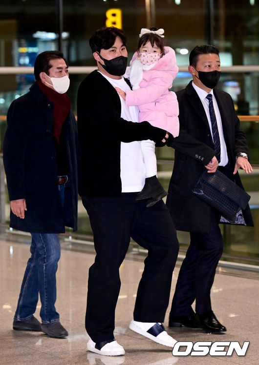 [OSEN=인천공항, 최규한 기자] ‘코리안 몬스터' 류현진(35·토론토 블루제이스)이 2023년 시즌을 준비하기 위해 29일 오전 인천공항을 통해 미국으로 출국했다.류현진은 지난 6월왼쪽 팔꿈치 인대 접합 수술을 받으며 조기에 시즌을 마쳤다. 그는 예년과 다르게 미국으로 일찍 떠나며빠르게 내년 시즌 준비에 돌입할 계획이다.류현진이 딸을 품에 안고 출국장에 도착하고 있다. 2022.12.29 / dreamer@osen.co.kr