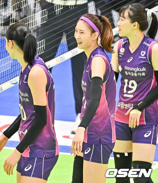 [OSEN=수원, 박준형 기자]2세트 앞두고 흥국생명 김수지가 김연경을 보며 미소 짓고 있다. 2023.10.18 / soul1014@osen.co.kr