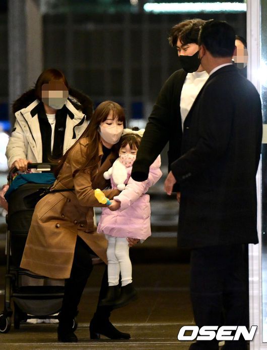 [OSEN=인천공항, 최규한 기자] ‘코리안 몬스터' 류현진(35·토론토 블루제이스)이 2023년 시즌을 준비하기 위해 29일 오전 인천공항을 통해 미국으로 출국했다.류현진은 지난 6월왼쪽 팔꿈치 인대 접합 수술을 받으며 조기에 시즌을 마쳤다. 그는 예년과 다르게 미국으로 일찍 떠나며빠르게 내년 시즌 준비에 돌입할 계획이다.류현진이 아내 배지현, 두 자녀들과 함께 출국장에 도착하고 있다. 2022.12.29 / dreamer@osen.co.kr