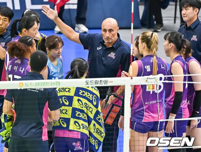 [OSEN=수원, 박준형 기자]1세트 흥국생명 아본단자 감독이 작전 지시를 하고 있다.  2023.10.18 / soul1014@osen.co.kr