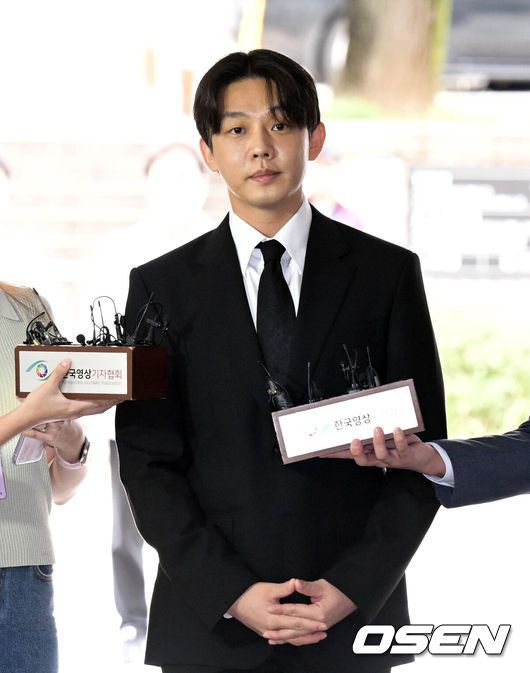 [OSEN=조은정 기자] 마약류관리법 위반(향정), 증거인멸교사, 범인도피 등의 혐의를 받고 있는 배우 유아인(본명 엄홍식, 37)에 대한 두 번째 구속 전 피의자 심문(영장실질심사)이 21일 서울 서초구 서울중앙지법에서 열렸다.유아인이 영장실질심사에 출석하고 있다. 2023.09.21 /cej@osen.co.kr