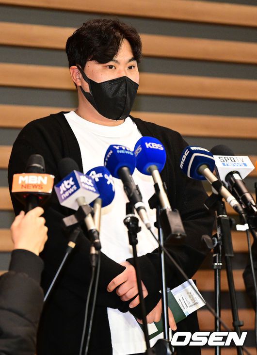 [OSEN=인천공항, 최규한 기자]류현진이 출국을 앞두고 취재진과 인터뷰를 갖고 있다. 2022.12.29 / dreamer@osen.co.kr