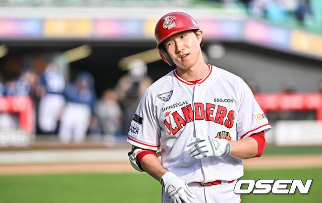 [OSEN=인천, 박준형 기자] 22일 인천 SSG랜더스필드에서 2023 KBO 준플레이오프 SSG 랜더스와 NC 다이노스의 경기가 열렸다.5회말 2사 1루 SSG 박성한이 외야플라이를 날린뒤 아쉬워하고 있다. 2023.10.22  / soul1014@osen.co.kr