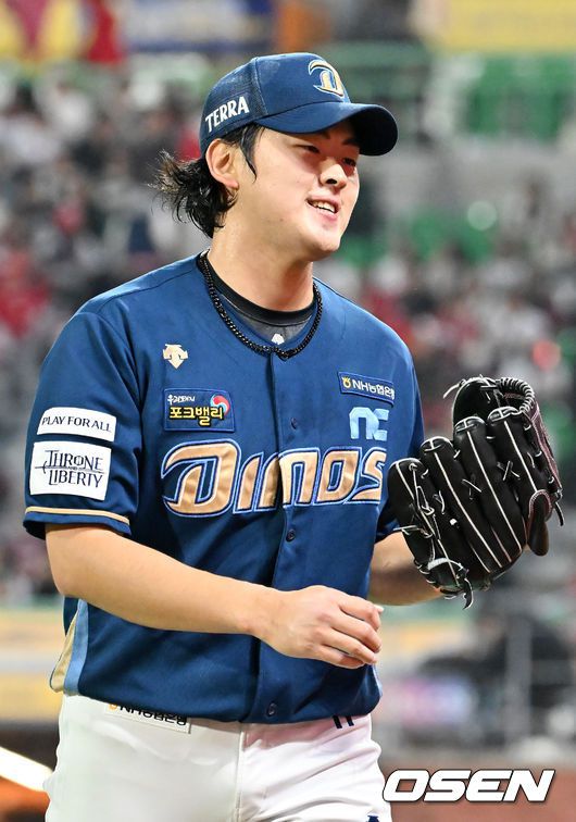 [OSEN=인천, 민경훈 기자]3회말 2사 주자 1,2루 SSG 최정이 타석에서 헛스윙 삼진으로 잡아낸 NC 선발 송명기가 글러브를 치며 미소짓고 있다. 2023.10.23  / rumi@osen.co.kr