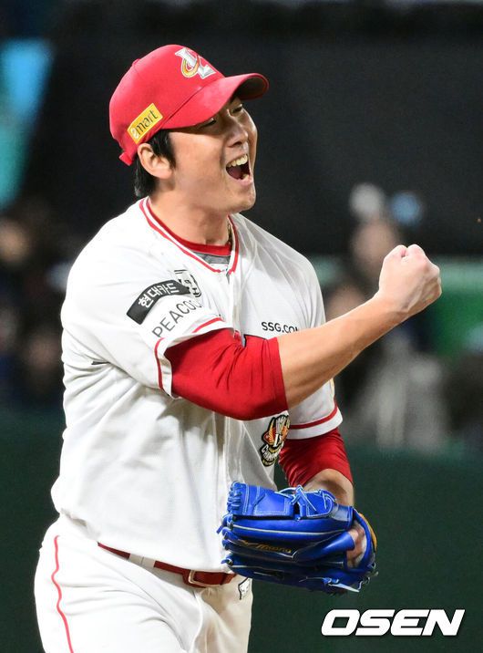 [OSEN=인천, 조은정 기자] 23일 인천 SSG랜더스필드에서 2023 KBO 준플레이오프 2차전 SSG 랜더스와 NC 다이노스의 경기가 열렸다.7회초 SSG 문승원이 삼자범퇴로 이닝을 마친 뒤 기뻐하고 잇다.2023.10.23 /cej@osen.co.kr
