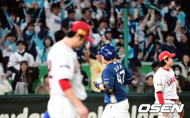 [OSEN=인천, 조은정 기자] 23일 인천 SSG랜더스필드에서 2023 KBO 준플레이오프 2차전 SSG 랜더스와 NC 다이노스의 경기가 열렸다.8회초 NC 선두타자 김형준이 좌중월 솔로 홈런을 날린 뒤 베이스를 돌고 있다. 2023.10.23 /cej@osen.co.kr