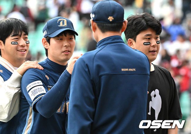 [OSEN=이대선 기자] NC 다이노스가역대 준플레이오프 1차전 승리시 플레이오프 진출 확률 87.5%를 거머쥐었다. 극적인 대타 결승포로 업셋을 향한 준비를 마쳤다.경기 종료 후 NC 김성욱과 신민혁이 강인권 감독과 승리의 기쁨을 나누고 있다. 2023.10.22 /sunday@osen.co.kr