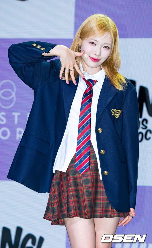 [OSEN=민경훈 기자] 23일 오후 서울 마포구 서교동 신한 pLay 스퀘어에서 그룹 '빌리(Billlie)’의 싱글 1집 '사이드-비 : 메모얼스 오브 에코 언씬(side-B : memoirs of echo unseen) 미디어 쇼케이스가 열렸다.빌리 하람이 무대 위에서 포토타임을 하고 있다. 2023.10.23 /rumi@osen.co.kr