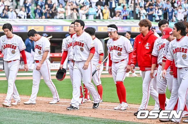 [OSEN=인천, 박준형 기자]경기종료 후 쓱 선수들이 아쉬워하고 있다. . 2023.10.22  / soul1014@osen.co.kr
