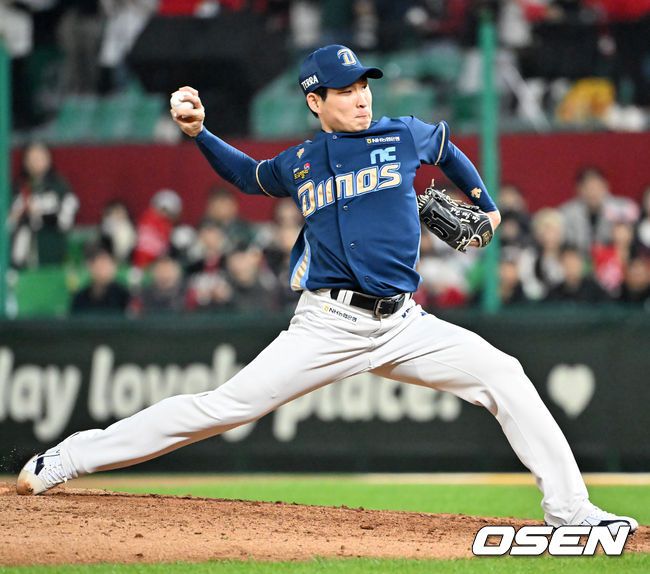 [OSEN=인천, 민경훈 기자] 23일 인천 SSG랜더스필드에서 2023 KBO 준플레이오프 SSG 랜더스와 NC 다이노스의 2차전 경기가 열렸다.6회말 마운드에 오른 NC 이재학이 힘차게 공을 뿌리고 있다. 2023.10.23  / rumi@osen.co.kr
