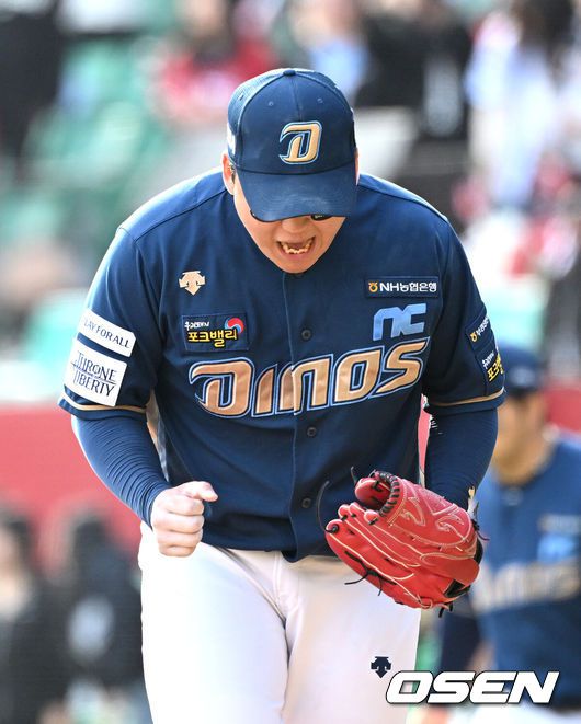 [OSEN=인천, 이대선 기자] 22일 인천 SSG랜더스필드에서 2023 KBO 준플레이오프 SSG 랜더스와 NC 다이노스의 경기가 열렸다.5회말 2사 1루에서 NC 신민혁이 SSG 박성한을 외야플라이로 처리하고 환호하고 있다. 2023.10.22 /sunday@osen.co.kr