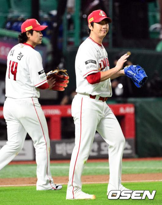 [OSEN=인천, 조은정 기자] 23일 인천 SSG랜더스필드에서 2023 KBO 준플레이오프 2차전 SSG 랜더스와 NC 다이노스의 경기가 열렸다.5회초 무사 1,2루 NC 김형준의 번트 시도가 병살로 이어지자 SSG 선발 문승원이 기뻐하고 있다. 2023.10.23 /cej@osen.co.kr