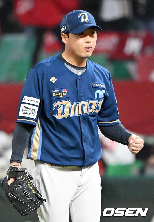 [OSEN=인천, 민경훈 기자]4회말을 마친 NC 최성영이 주먹을 쥐며 기뻐하고 있다. 2023.10.23  / rumi@osen.co.kr