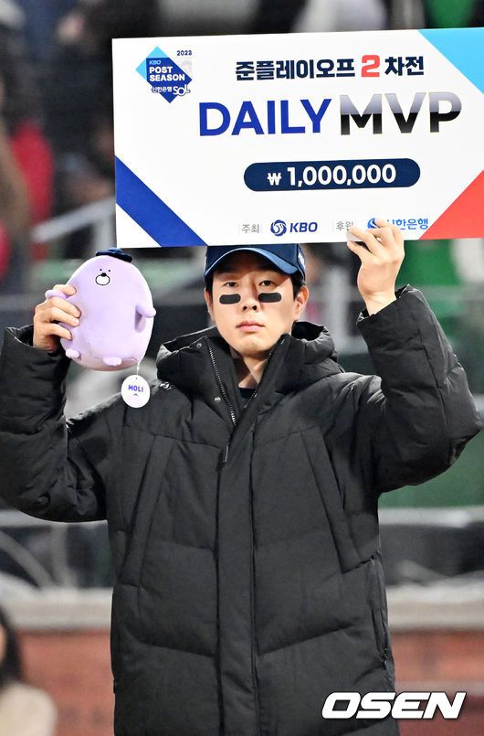 [OSEN=인천, 민경훈 기자]전날 1차전에서 4-3 승리를 거둔 NC는 2차전까지 잡고 창원으로 이동한다. 24일 하루 쉬고 25일 3차전을 치른다. NC는 3차전 선발로 에릭 페디를 올릴 예정이다. 플레이오프 진출까지 1승 남았다.경기를 마치고 데일리 MVP에 선정된 NC 박건우가 포즈를 취하고 있다. 2023.10.23  / rumi@osen.co.kr