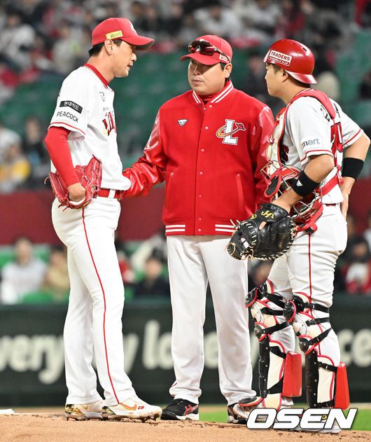 [OSEN=인천, 민경훈 기자]1회초 1사 1,2루 SSG 선발 김광현이 NC 마틴에게 선제 1타점 적시 2루타를 허용하자 아쉬워하고 있다. 2023.10.23  / rumi@osen.co.kr