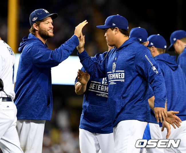 [OSEN=최규한 기자] 2018년 LA 다저스 시절 NLDS 1차전에서 승리한 류현진(오른쪽)이 클레이트 커쇼와 기뻐하고 있다. 2018.10.05 /dreamer@osen.co.kr