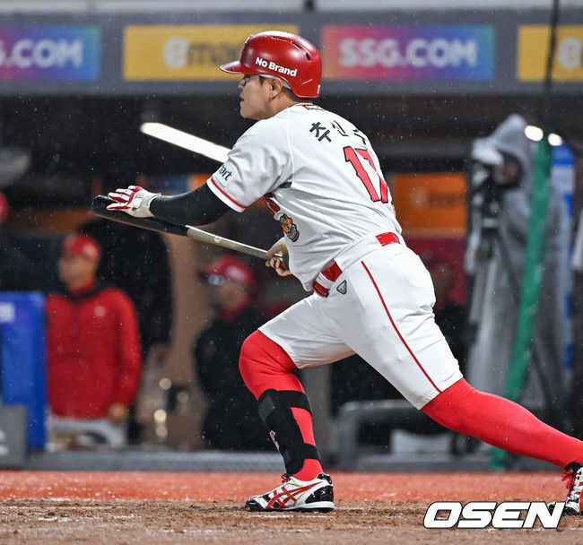 [OSEN=인천박준형 기자]2회말 1사 만루 SSG 추신수가 1루수 정면 라인드라이브 타구를 날리고 있다. 2023.04.04 / soul1014@osen.co.kr