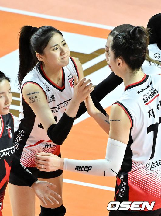 [OSEN=인천, 민경훈 기자]1세트 정관장 박혜민이 지아와 하이파이브를 하고 있다. 2023.10.26 / rumi@osen.co.kr