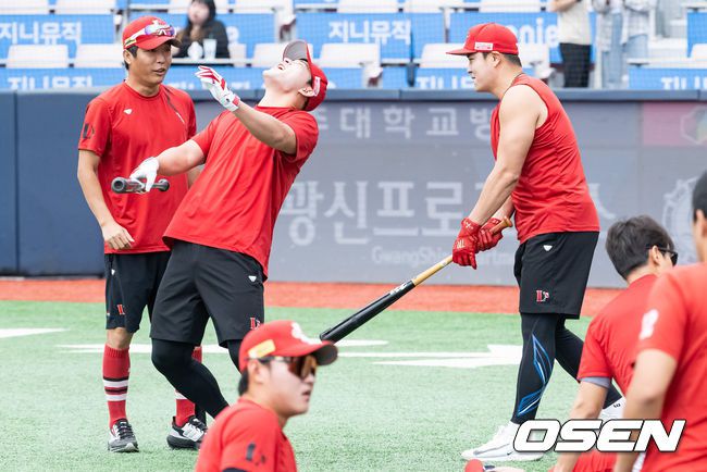 [OSEN=수원, 박준형 기자]경기 앞서 SSG 추신수가 하재훈과 장난치고 있다. 2023.09.10 / soul1014@osen.co.kr