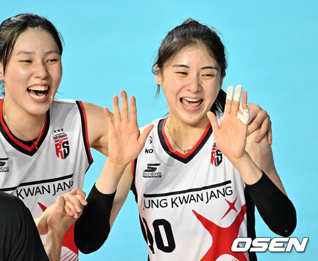 [OSEN=인천, 민경훈 기자]경기를 마치고 정관장 박혜민이 동료들과 기쁨을 나누고 있다. 2023.10.26 / rumi@osen.co.kr