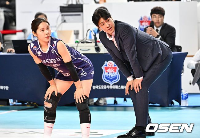 [OSEN=김천, 이석우 기자]한국도로공사 김종민 감독이 이윤정과 같은 폼으로 경기를 지켜보고 있다. 2023.10.28 / foto0307@osen.co.kr