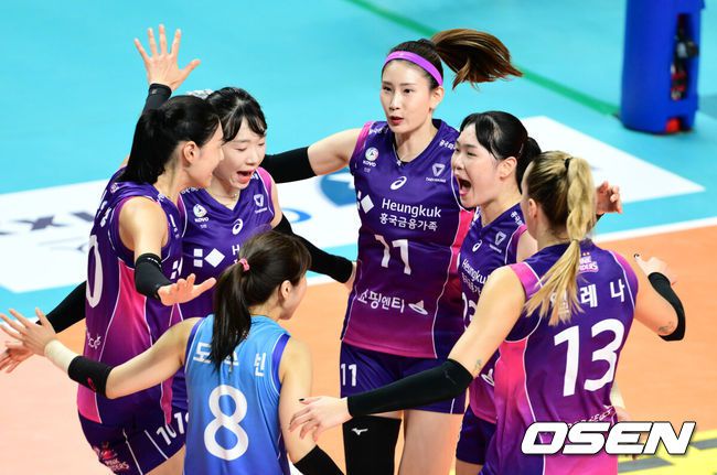 [OSEN=장충, 조은정 기자]31일 서울 장충체육관에서 ‘도드람 2023-2024 V-리그’ GS칼텍스와 흥국생명의 경기가 열렸다.1세트 흥국생명이 득점에 기뻐하고 있다. 2023.10.31 /cej@osen.co.kr