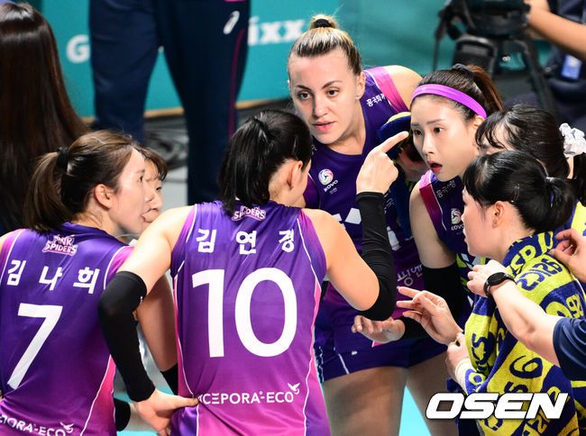 [OSEN=장충, 조은정 기자]31일 서울 장충체육관에서 ‘도드람 2023-2024 V-리그’ GS칼텍스와 흥국생명의 경기가 열렸다.1세트 흥국생명 김연경이 선수단과 대화를 나누고 있다. 2023.10.31 /cej@osen.co.kr