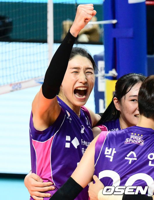 [OSEN=장충, 조은정 기자]흥국생명 핑크스파이더스가 셧아웃 승리를 거두며 GS칼텍스 KIXX의 개막 4연승 도전을 저지했다.흥국생명은 31일 서울 장충체육관에서 열린 ‘도드람 2023-2024 V-리그’ 1라운드 GS칼텍스와의 경기에서 세트스코어 3-0(25-22, 26-24, 25-20) 승리를 거뒀다.흥국생명 김연경이 시간차 공격으로 경기를 끝내며 승리를 기뻐하고 있다. 2023.10.31 /cej@osen.co.kr