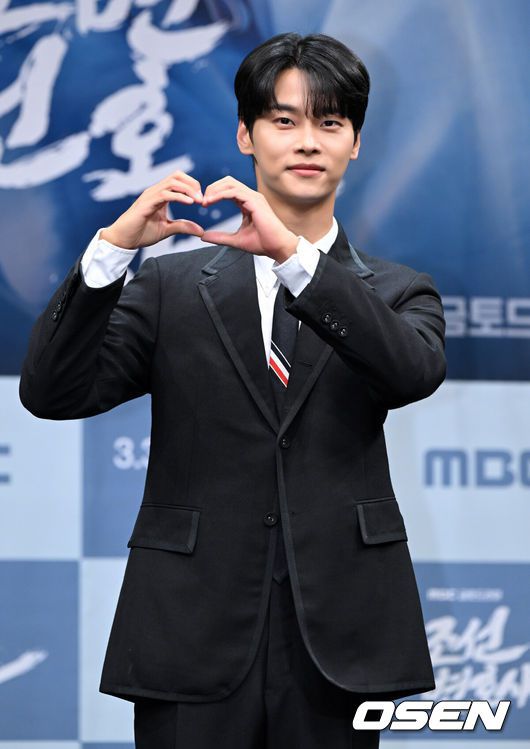 [OSEN=지형준 기자] 31일 오후 서울 상암MBC에서 새 금토드라마 ‘조선변호사’ 제작발표회가 열렸다.‘조선변호사’는 부모님을 죽게 한 원수에게 재판으로 복수하는 조선시대 변호사 '외지부'의 이야기로, 진정한 복수는 의로운 일을 할 때 가치 있는 것임을 보여주며 백성을 위하는 진짜 변호사로 성장해가는 유쾌, 통쾌한 조선시대 법정 리벤지 활극 드라마다.배우 차학연이 포토타임을 하고 있다. 2023.03.31 /jpnews@osen.co.kr