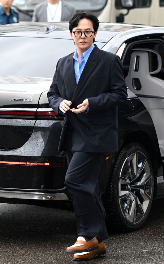 [OSEN=인천, 이대선 기자] 마약류 관리에 관한 법률상 마약 혐의를 받는 가수 지드래곤(35·본명 권지용)이 6일 인천 논현경찰서에 출석했다.지드래곤이 경찰서로 향하고 있다. 2023.11.06 /sunday@osen.co.kr