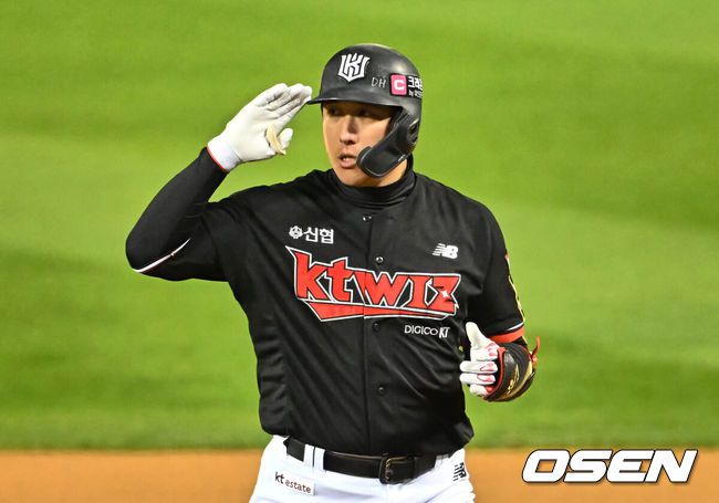 [OSEN=잠실, 이석우 기자] 7일 잠실 NC파크에서 2023 신한은행 SOL KBO 포스트시즌 한국시리즈 LG 트윈스와 KT 위즈의 1차전 경기가 열렸다. KT 위즈 황재균이 8회초 2사 중전 안타를 치고 세리머니를 하고 있다. 2023.11.07 / foto0307@osen.co.kr