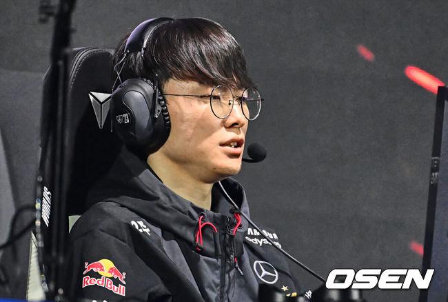 [OSEN=부산, 이석우 기자] 12일 부산 사직체육관에서 2023 LOL 월드챔피언십 4강 T1-징동게이밍의 경기가 열렸다.  T1 미드 ‘페이커’ 이상혁이 경기를 하고 있다. 2023.11.12 / foto0307@osen.co.kr