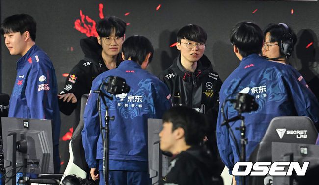 [OSEN=부산, 이석우 기자] 12일 부산 사직체육관에서 2023 LOL 월드챔피언십 4강 T1-징동게이밍의 경기가 열렸다.  T1 선수들이 3-1로 징동게이밍에 승리, 결승 진출을 확정 짓고 징동게이밍 선수들과 인사하고 있다. 2023.11.12 / foto0307@osen.co.kr