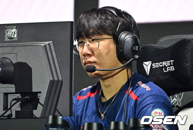 [OSEN=부산, 이석우 기자] 12일 부산 사직체육관에서 2023 LOL 월드챔피언십 4강 T1-징동게이밍의 경기가 열렸다.  징동 게이밍(JDG) 원딜 ‘룰러’ 박재혁이 경기를 하고 있다. 2023.11.12 / foto0307@osen.co.kr