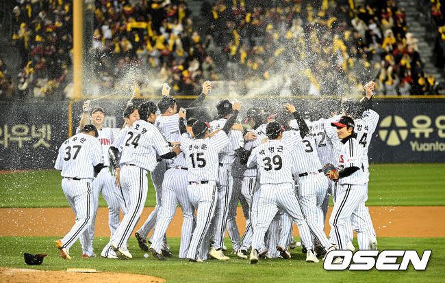[OSEN=잠실, 이대선 기자] LG 트윈스가 29년 만에 한국시리즈 우승을 차지했다.LG는 13일 서울 잠실구장에서 열린 2023 KBO리그 한국시리즈(7전 4선승제) 5차전 KT와 경기에서 6-2로 승리했다. 이로써 LG는 1차전을 패한 후 4연승을 거두며 한국시리즈 우승을 차지했다.10월초 정규시즌 우승을일찌감치 확정지은 LG는 정규시즌이 끝나고 한국시리즈까지3주 가량 훈련을 하며 준비했다. 플레이오프에서 2연패 후 3연승 리버스 스윕,마법같은 여정으로 한국시리즈에 올라온 KT를 투타에서 압도하며 4승 1패로 승리했다.1994년 우승 이후 무려 29년 만에 숙원인 한국시리즈 우승 한풀이에 성공했다. 염경엽 감독은 넥센, SK 사령탑 시절 이루지 못한 '우승 감독'이 됐다.경기 종료 후 LG 선수들이 우승의 기쁨을 만끽하고 있다. 2023.11.13 /sunday@osen.co.kr