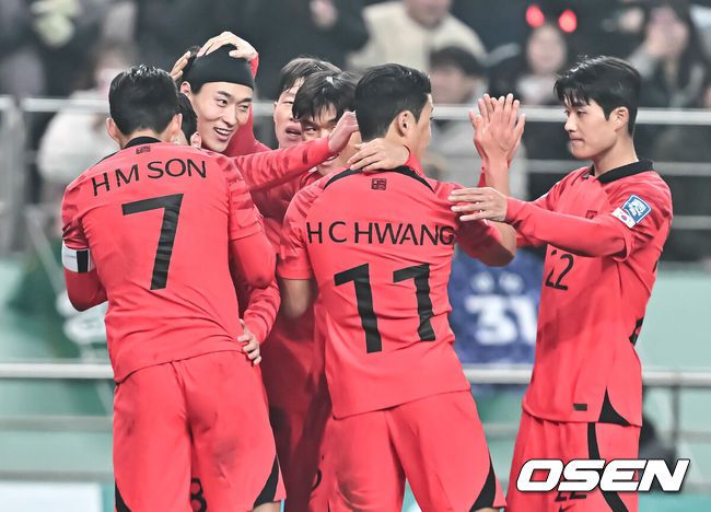 [OSEN=서울월드컵경기장, 박준형 기자] 위르겐 클린스만 감독이 이끄는 대한민국 축구 대표팀과 싱가포르의 2026 북중미 월드컵 아시아 2차 예선 C조 1차전이 16일 서울 마포구 서울월드컵경기장에서 열렸다.전반 조규성이 선제골을 넣고 동료들과 기뻐하고 있다 2023.11.16 / soul1014@osen.co.kr