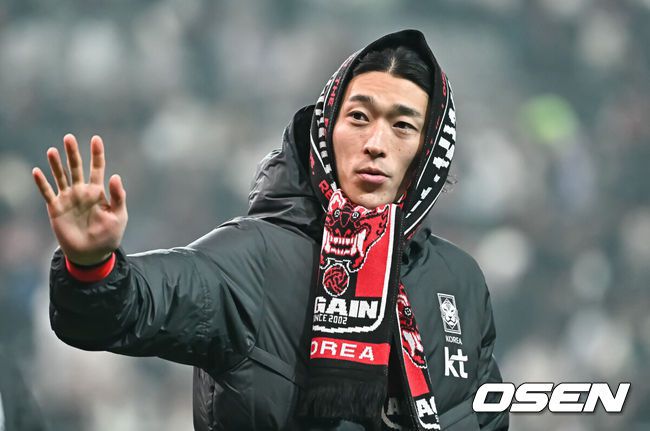 [OSEN=서울월드컵경기장, 박준형 기자] '닥공 축구'가 통했다. 한국이 싱가포르의 두 줄 수비를 깨부수고 6만여 홈팬들 앞에서 골 폭죽을 터트렸다.위르겐 클린스만 감독이 이끄는 한국 축구대표팀은 16일 오후 8시 서울월드컵경기장에서 열린 2026 국제축구연맹(FIFA) 북중미 월드컵 아시아지역 2차 예선 1차전에서싱가포르를 5-0으로 대파했다.경기 종료 후 조규성이 관중들에게 인사를 하고 있다. 2023.11.16 / soul1014@osen.co.kr