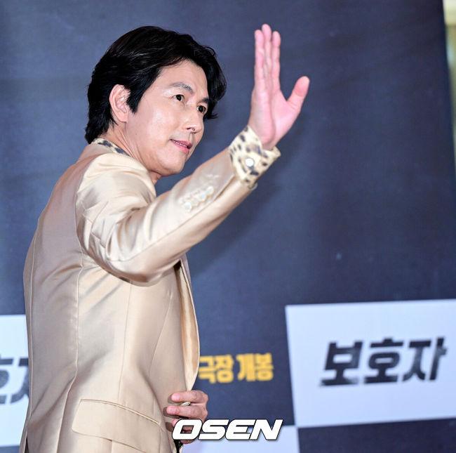 [OSEN=최규한 기자] 9일 오후 서울 삼성동 메가박스 코엑스에서 영화 ‘보호자’(감독 정우성) 레드카펫 쇼케이스 행사가 열렸다.영화 ’보호자’는 10년 만에 출소해 몰랐던 딸의 존재를 알고 평범하게 살기를 원하는 수혁과 그를 노리는 이들 사이의 이야기를 그린 액션 영화로 오는 15일 개봉된다. 감독 겸 배우 정우성이 행사를 마치고 팬들에게 인사하고 있다. 2023.08.09  / dreamer@osen.co.kr