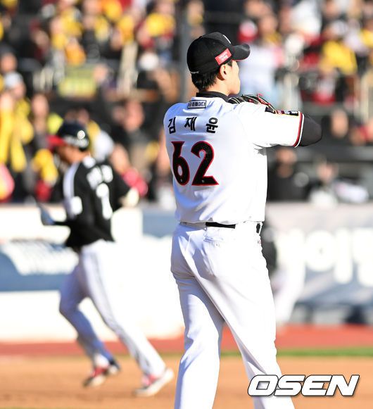[OSEN=수원, 이대선 기자] 11일 수원 KT위즈파크에서 ‘2023 신한은행 SOL KBO 포스트시즌 한국시리즈’ 4차전 KT 위즈와 LG 트윈스의 경기가 열렸다.6회초 1사 1루에서 LG 문보경에게 좌월 투런 홈런을 허용한 KT 김재윤이 아쉬운 표정을 짓고 있다. 2023.11.11 /sunday@osen.co.kr